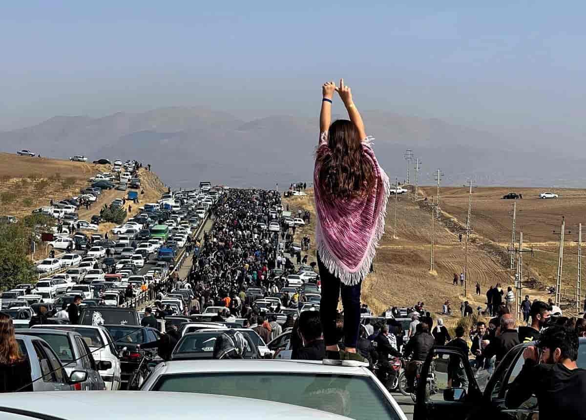 Kvinne protesterer i Saqez, Iran