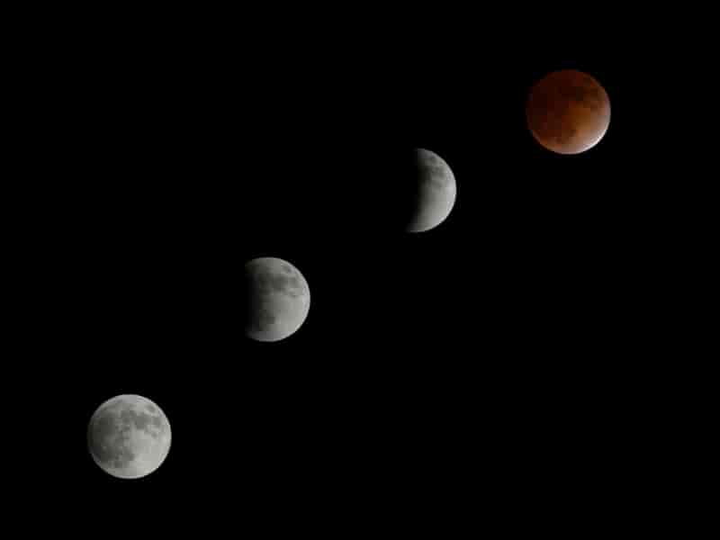 En svart himmel med fire versjoner av månen. På første bilde til venstre er månen full, og på de andre bildene er skyggene spredt seg mer og mer på månen. På det siste bildet er månen helt oransje. 