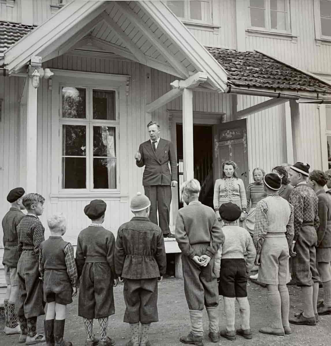 Lærer Erling Elverhøi med elever