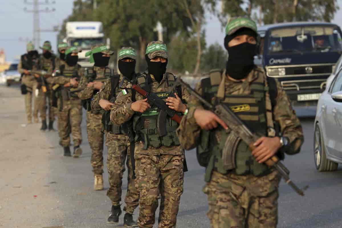 Medlemmer av Izz al-Din al-Qassam-brigadene marsjerer på Gazastripen med våpen. 