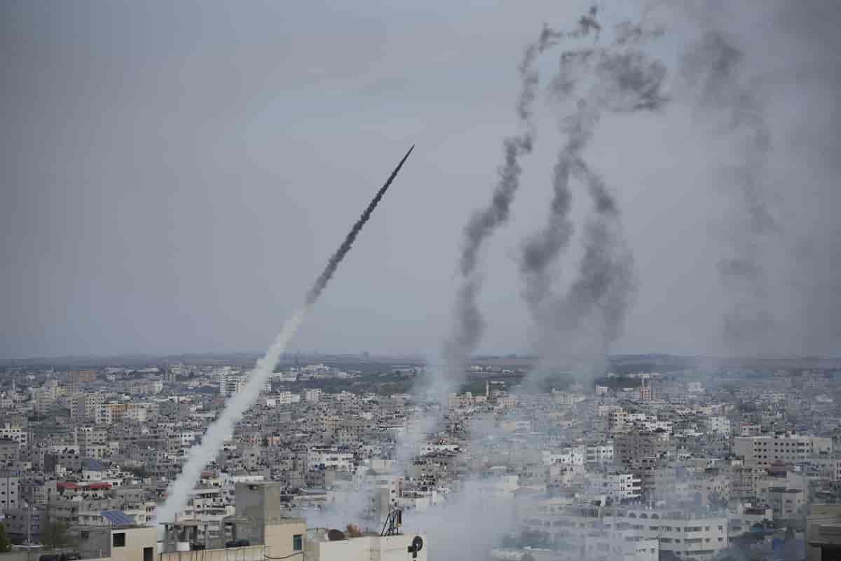 En rakett skytes fra Gaza mot Israel. 