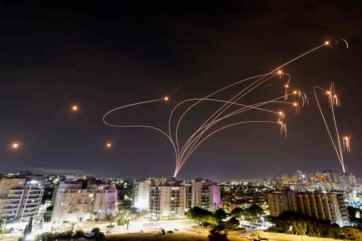 Rakettangrep fra Gaza mot Israel. Foto fra den israelske byen Ashkelon. Det israelske luftforsvarssystemet Iron Dome skyter ned rakettene.
