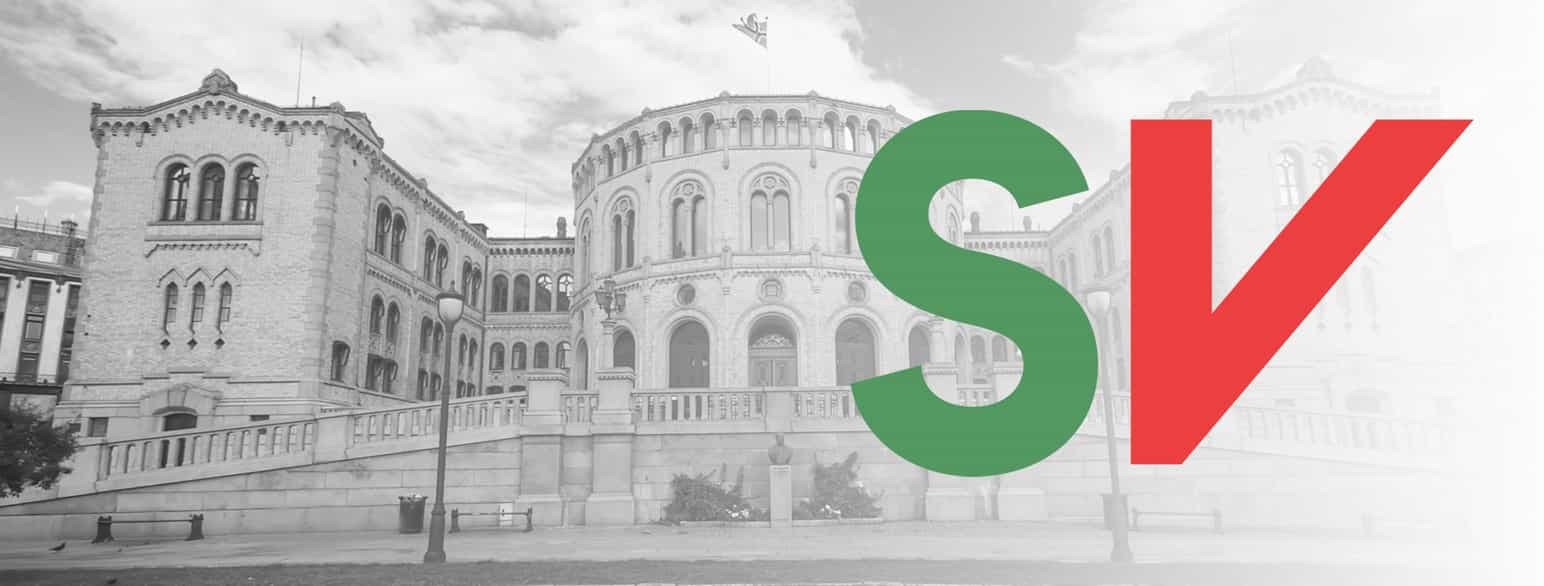Svarthvitt-bilde av Stortinget i Oslo med logoen til partiet SV, med grønn S og rød V. Collage