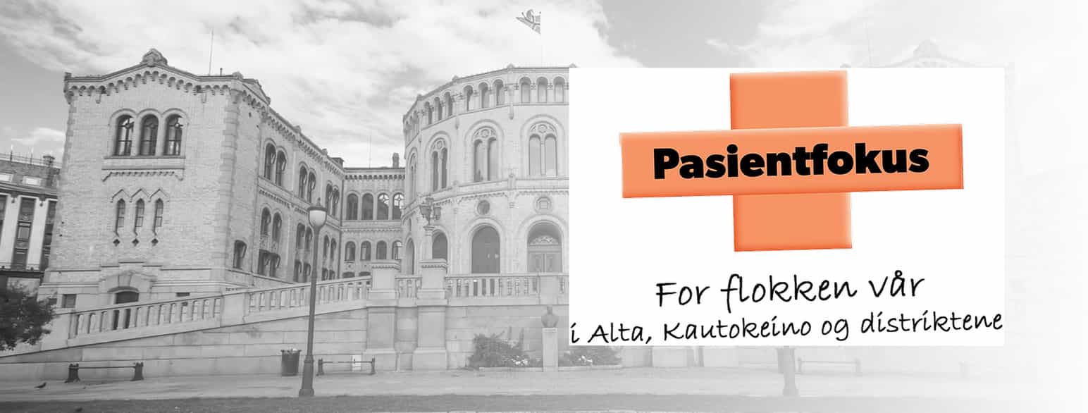Svarthvitt-bilde av Stortinget i Oslo med logoen til partiet Pasientfokus og slagordet «For flokken vår i Alta, Kautokeino og distriktene». Collage