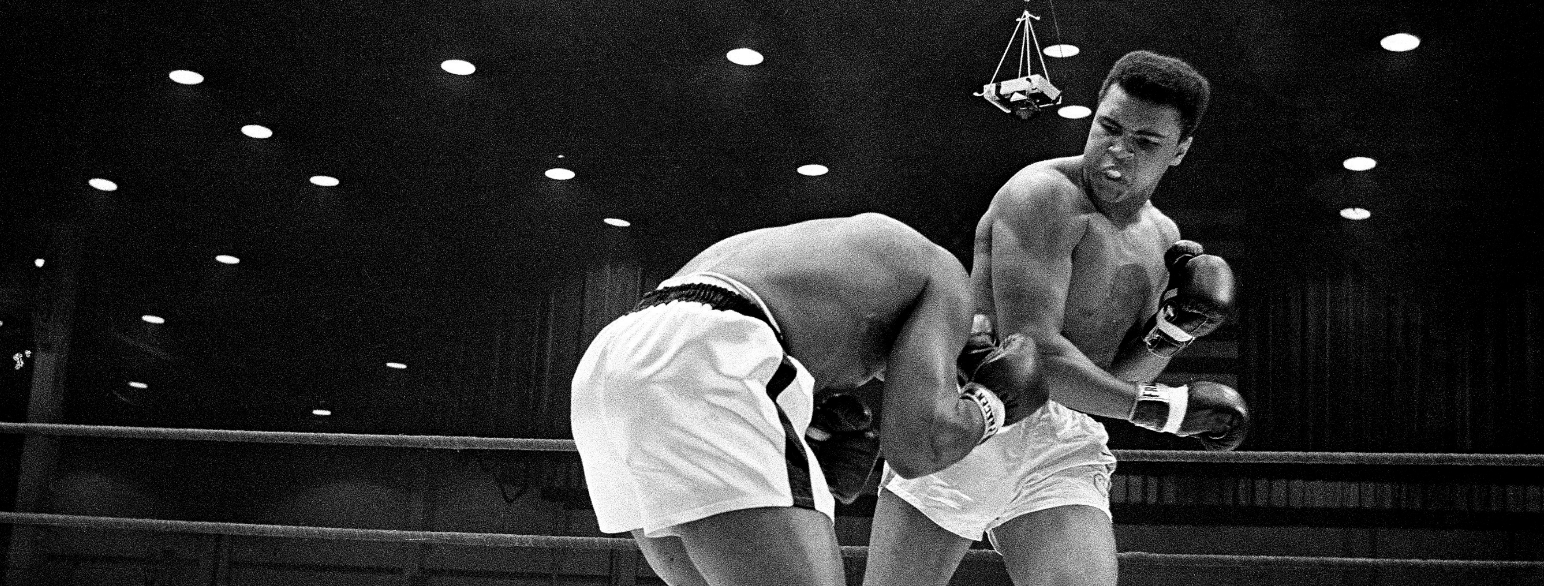 Cassius Clay (senere Muhammad Ali) slår til Sonny Liston under en kamp i Miami i 1964. 