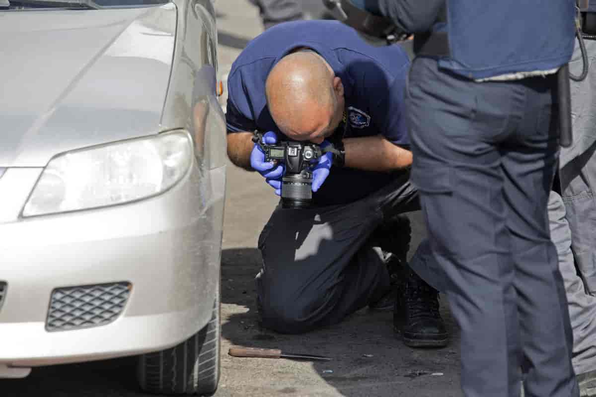 Israelsk politi fotograferer en kniv som ble brukt i et angrep i Jerusalem i november 2015. Kniven ligger på bakken.
