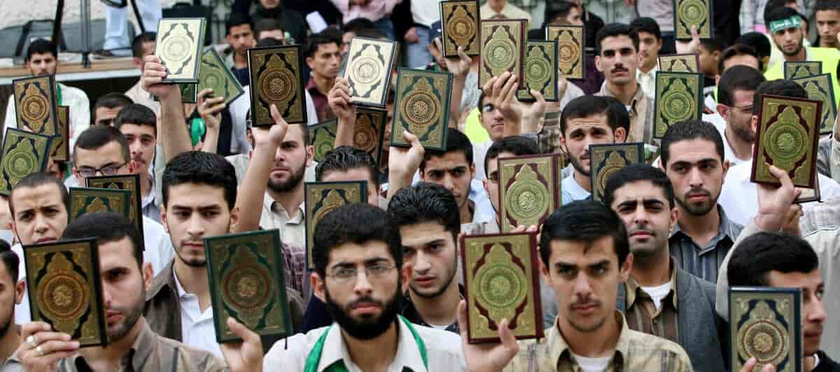 Studenter ved Al-Najah-universitetet i Nablus på Vestbredden holder frem Koranen som et symbol på støtte til Hamas under en demonstrasjon i oktober 2006.