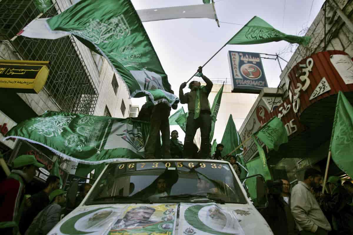Hamas-tilhengere vifter med grønne flagg under et valgkampmøte i januar 2006.