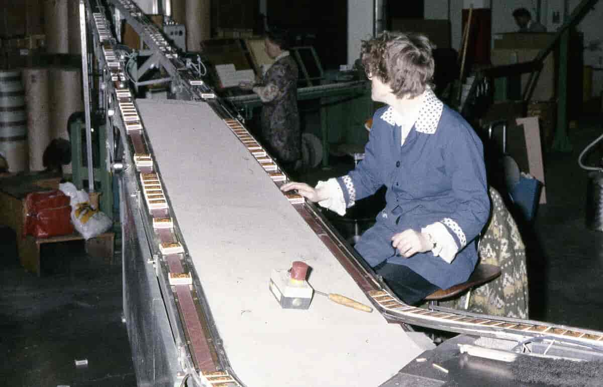 Kvinnelig arbeider ved pakkemaskin på Agnes Fyrstikkfabrikk i 1984. NTM 1984/10-17 