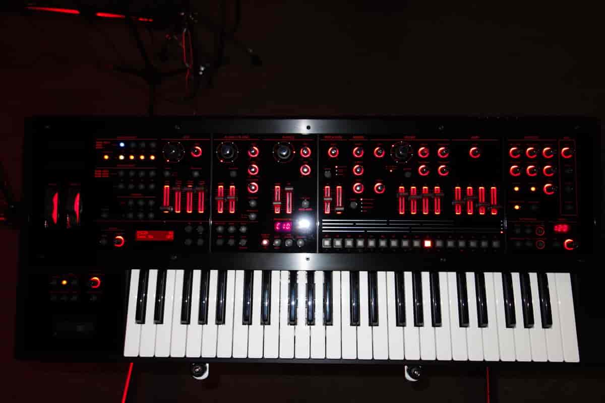 Synthesizer (Roland JD-XA Analog-Digital Crossover)