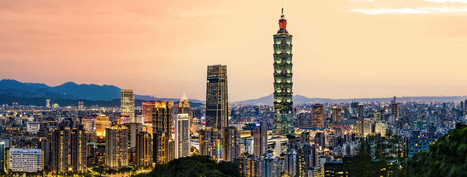 Byen Taipei med mange høyhus i solnedgang