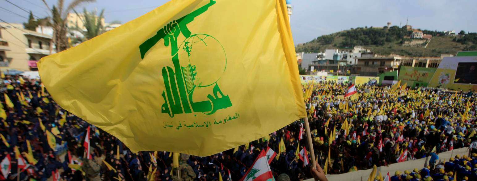 Hizbollah vifter med flagg og feirer at det var 15 år siden Israel forlot Sør-Libanon i 2015