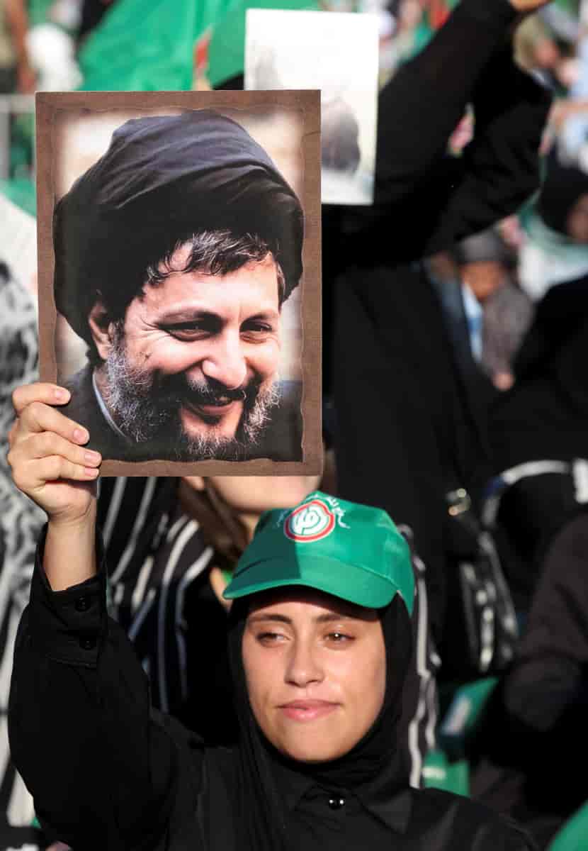 En Amal-tilhenger holder frem et bilde av Musa al-Sadr, grunnleggeren av Amal, som Hizbollah senere sprang ut fra. 
