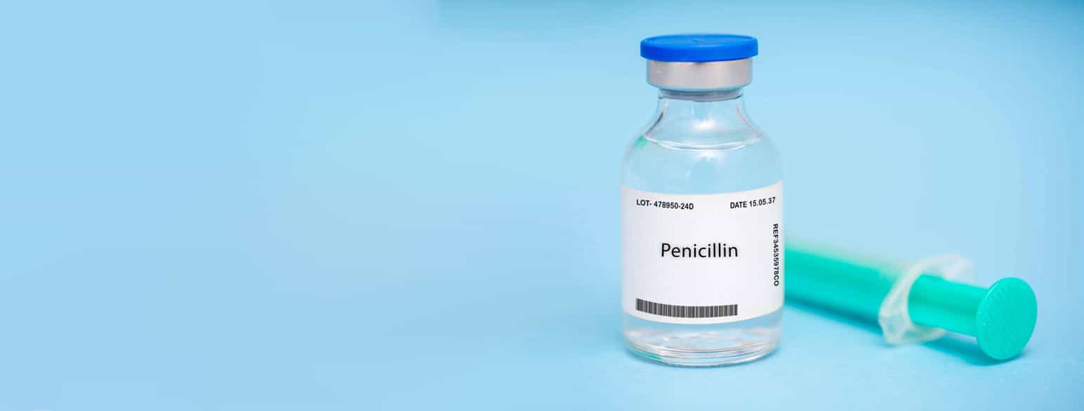 Flaske med penicillin og ei sprøyte
