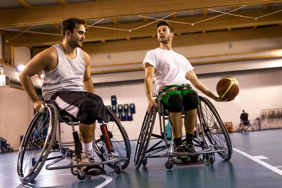 To personar i rullestol som speler basketball. 