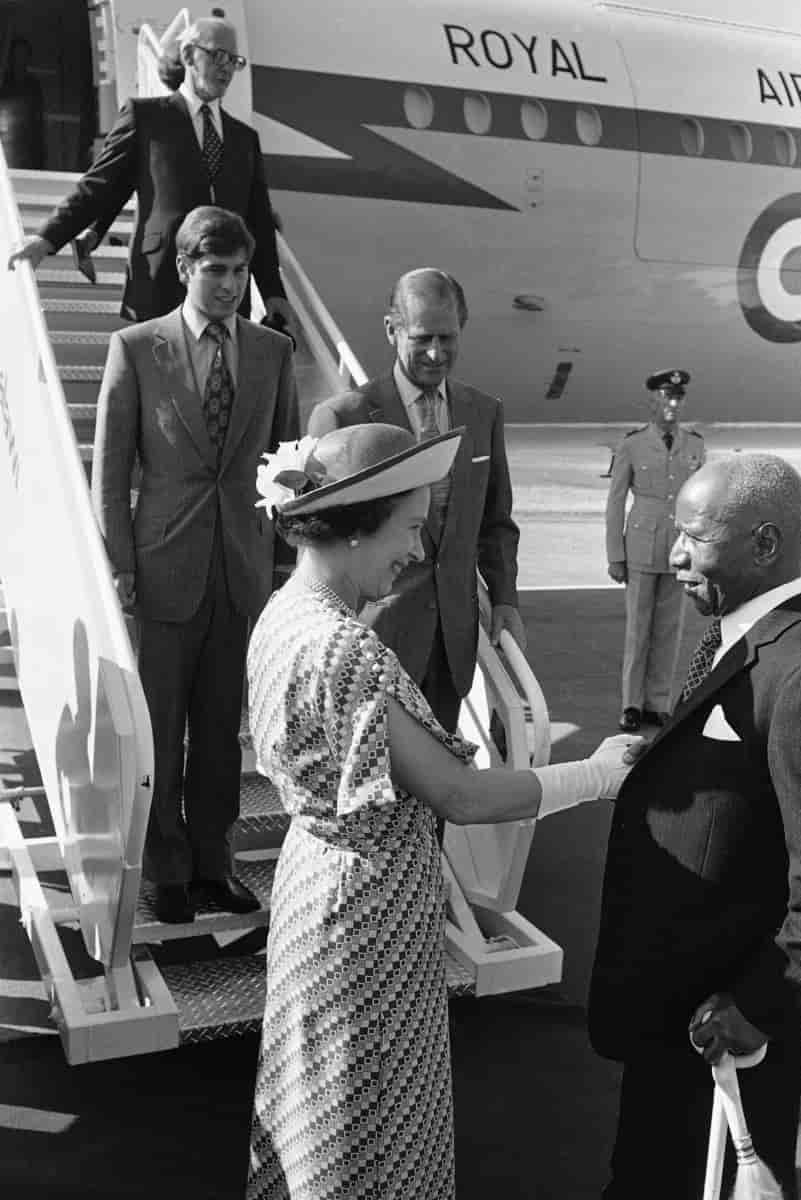 Dronning Elizabeth av Storbritannia besøkte Banda i Malawi i juli 1979. I bakgrunnen prins Philip og prins Andrew. 