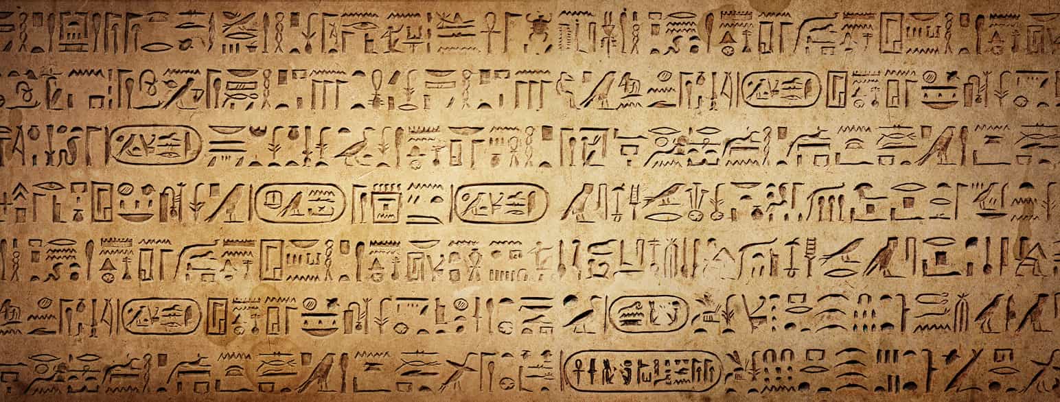 Plate i stein eller leire med linjer med hieroglyfer tett i tett