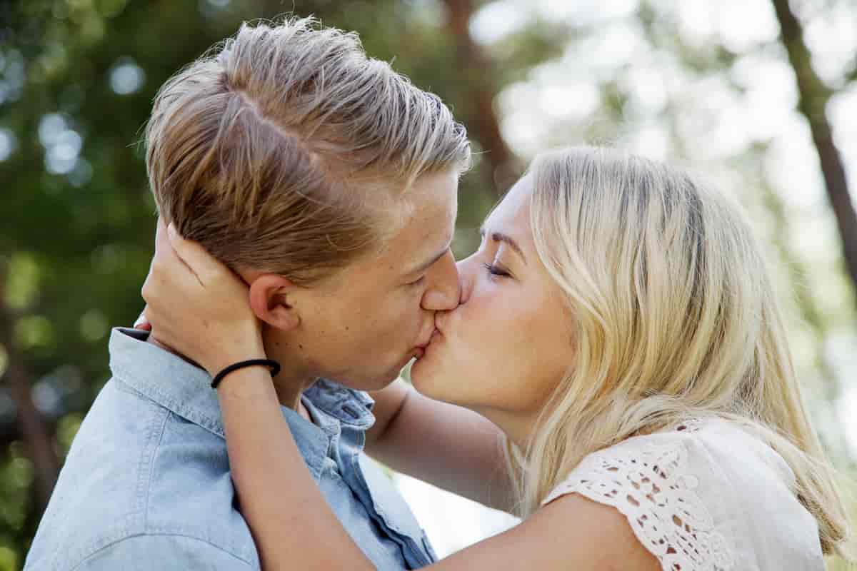 Foto av gutt og jente som kysser
