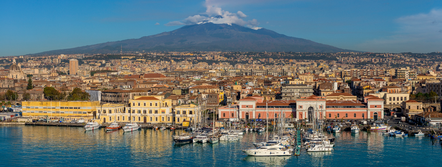 Catania, med fjellet Etna i bakgrunnen.