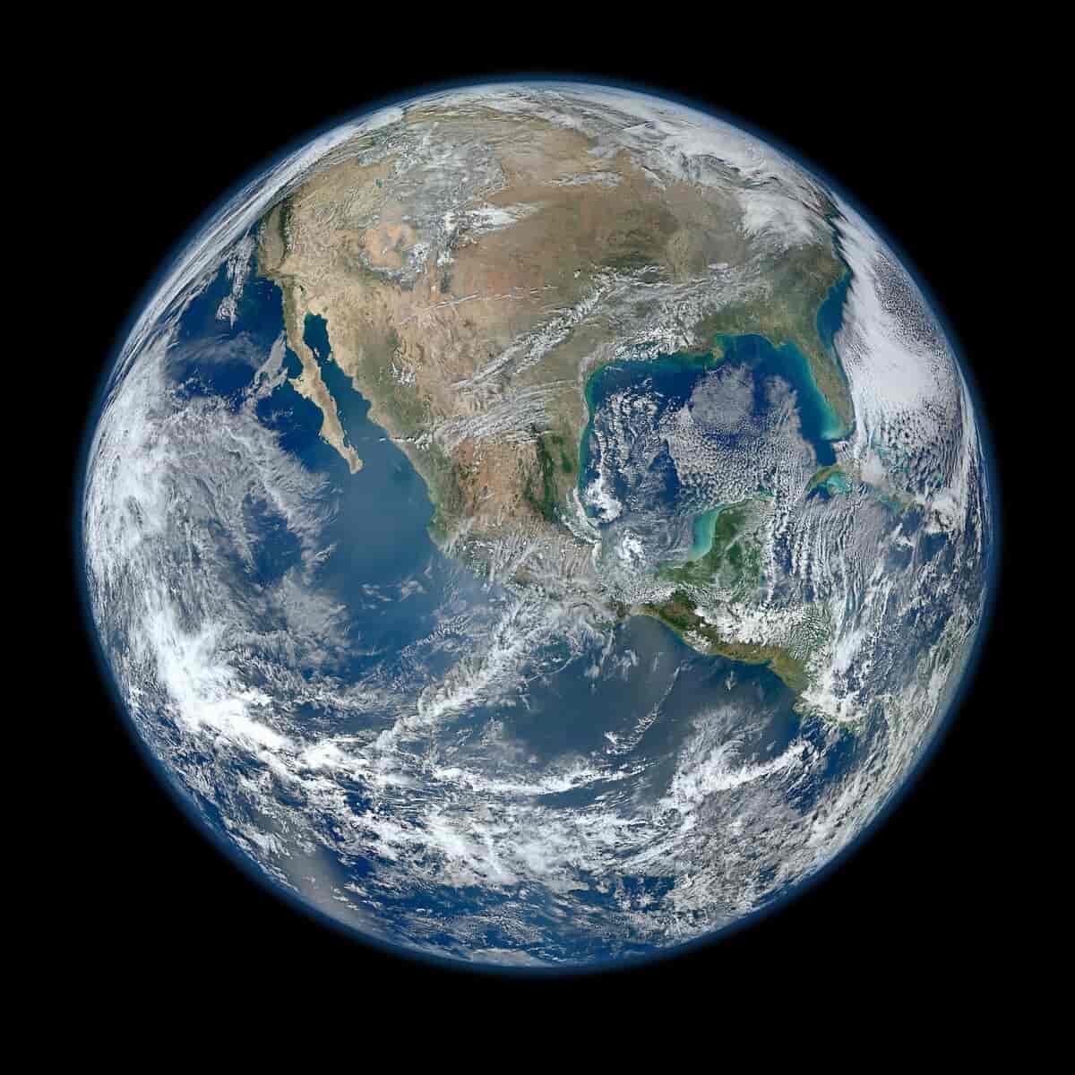 Jorda fotografert fra en satellitt. Bildet viser Nord-Amerika og deler av Stillehavet.