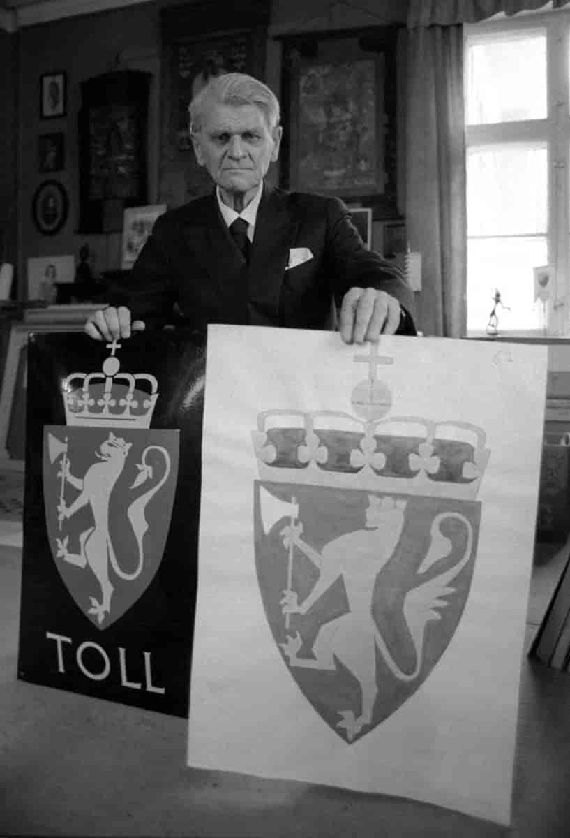 Foto av Trætteberg. Han holder et stort metallskilt med riksvåpenet og bokstavene TOLL under, samt en stor papirplakat med riksvåpenet.