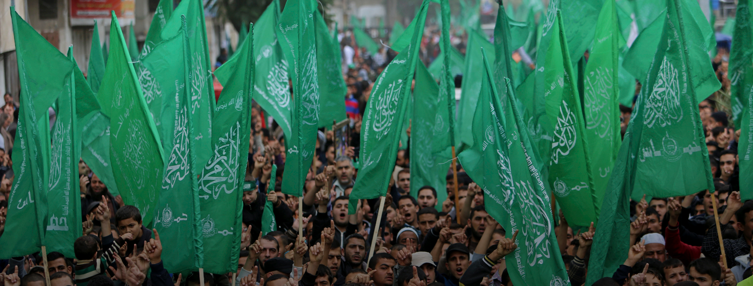 Medlemmer av Hamas vifter med flagg under en demonstrasjon på Gazastripen.