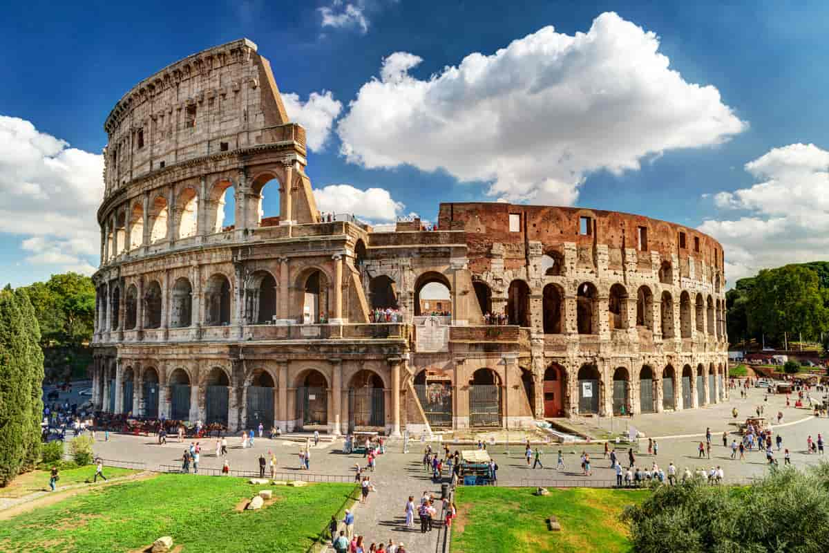 Colosseum i Roma. På den ene siden har veggen fire etasjer, men på den andre siden mangler de to øverste. Alle etasjene har bueformede åpninger og søyler.