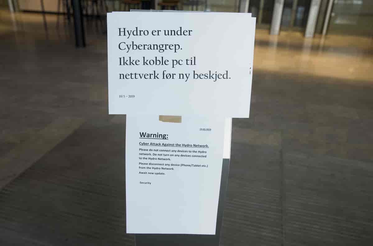 En advarsel på en dør om at Norsk Hydro er utsatt for dataangrep og ingen må logge seg på maskinene sine.