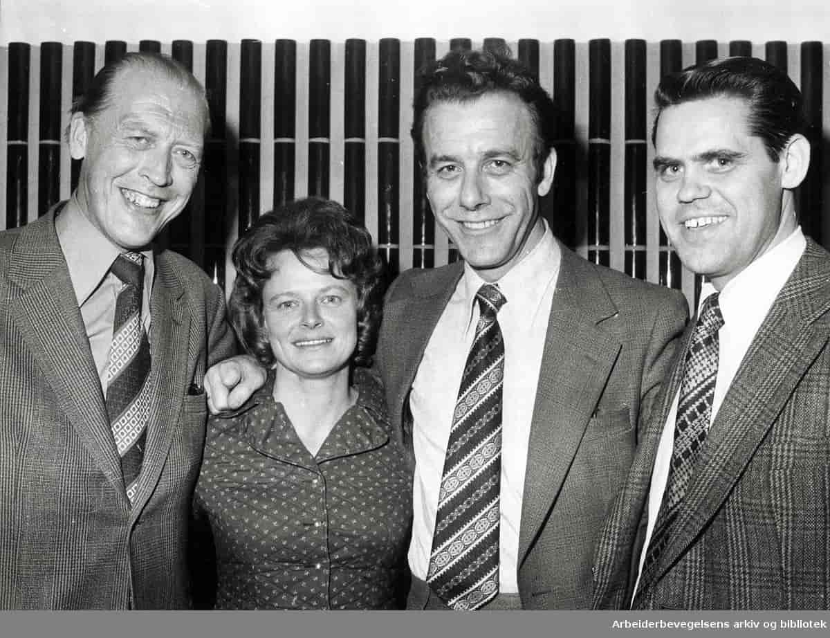 Fotografi av den nyvalgte ledelsen i Arbeiderpartiet på landsmøtet i 1975. Fra venstre: Statsminister Odvar Nordli, nestleder Gro Harlem Brundtland, leder Reiulf Steen og sekretær Ivar Leveraas. De fire personene står tett sammen og smiler.