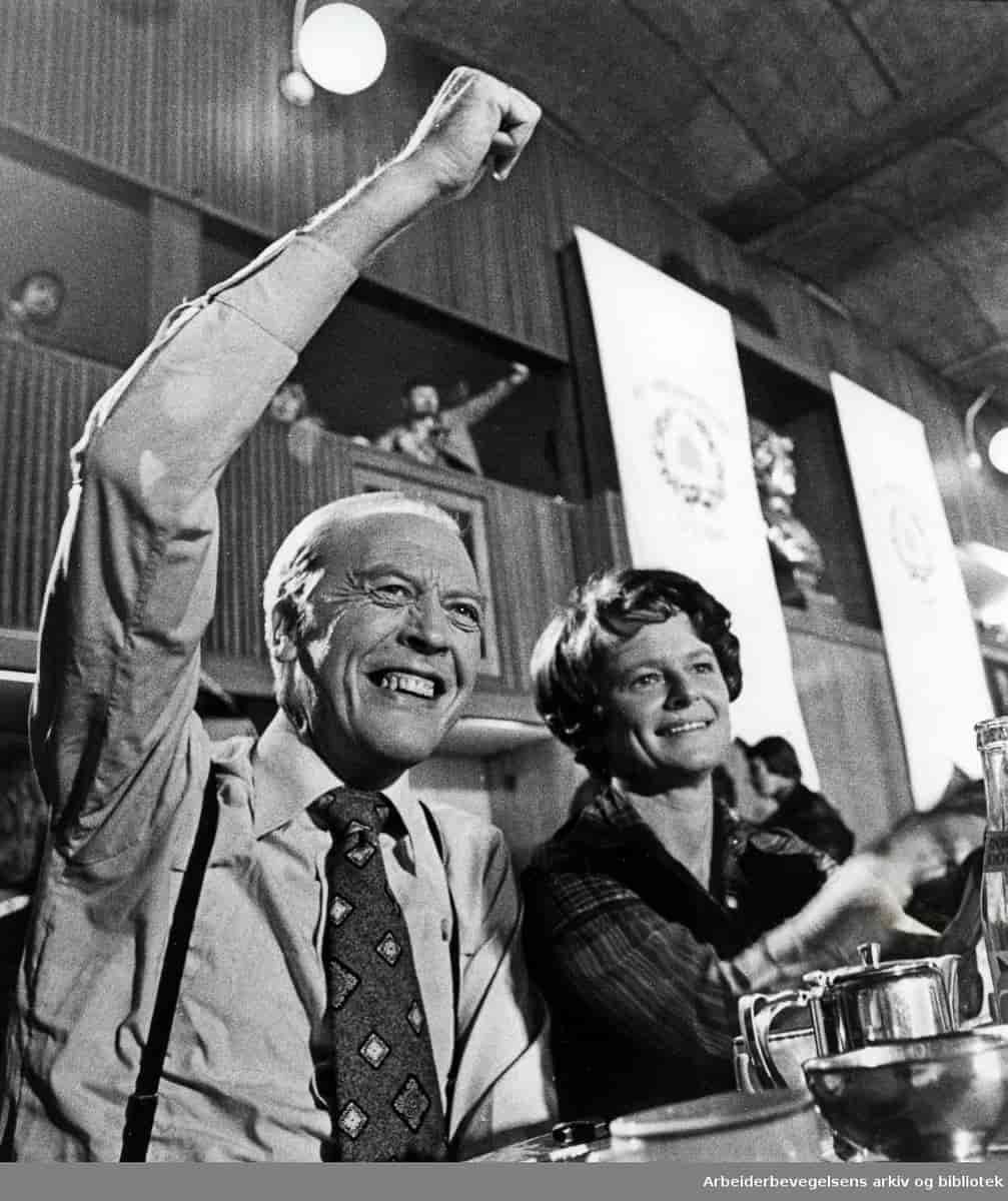 Fotografi av Odvar Nordli og Gro Harlem Brundtland på valgdagen i 1977. Begge smiler, og Nordli holder armen i været som for å signalisere seier.