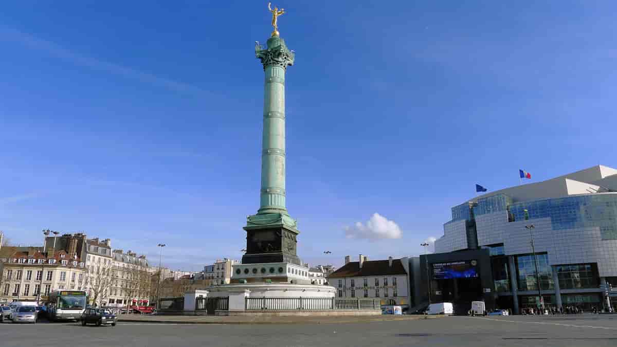 Fotografi av Bastilleplassen fra 2013. Bildet viser en rundkjøring med en høy søyle i midten (Julisøylen) og opera-bygningen med det franske flagget på toppen.