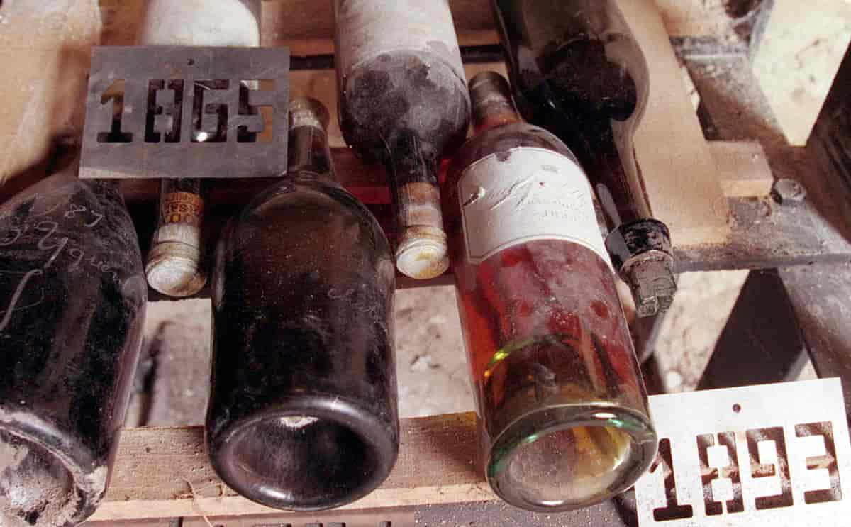 Hvitvinsflasker fra vinslottet d'Yquem i Frankrike. HVitvinen herfra regnes som i særklasse god.