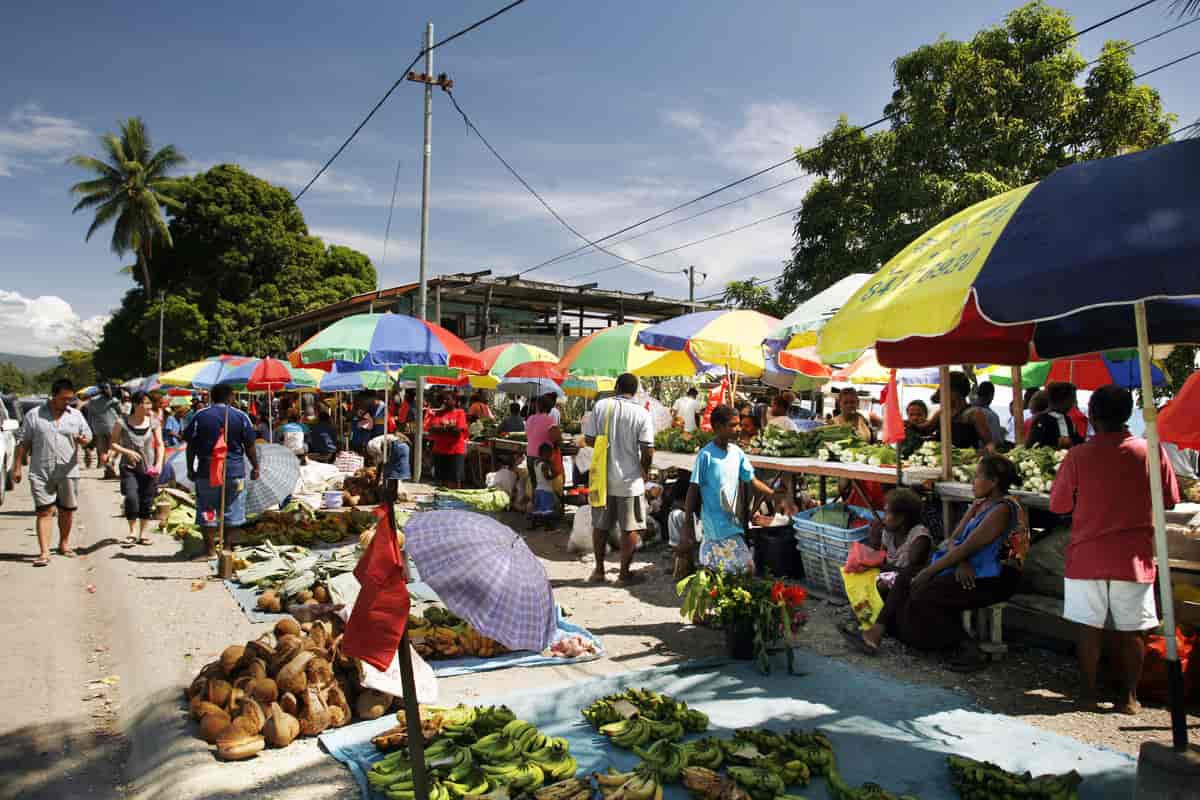 Markedsplass i Honiara. Mennesker selger frukt og grønnsaker.
