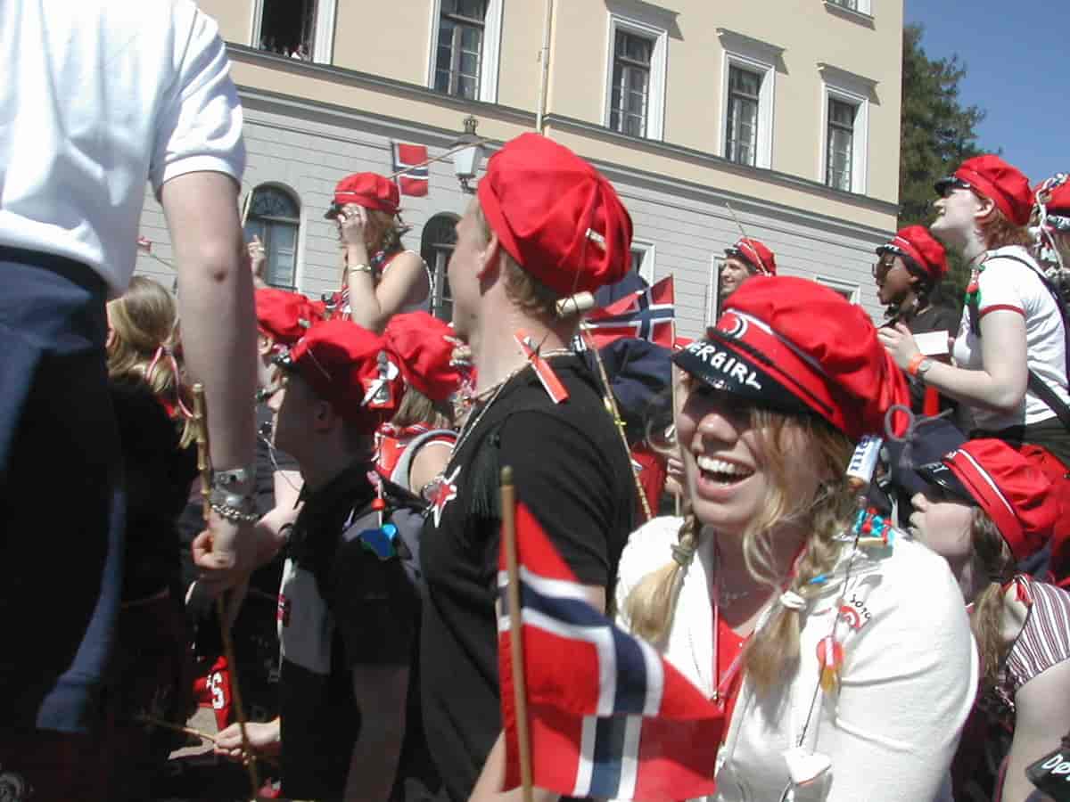 Foto av russ med røde russeluer og norske flagg.