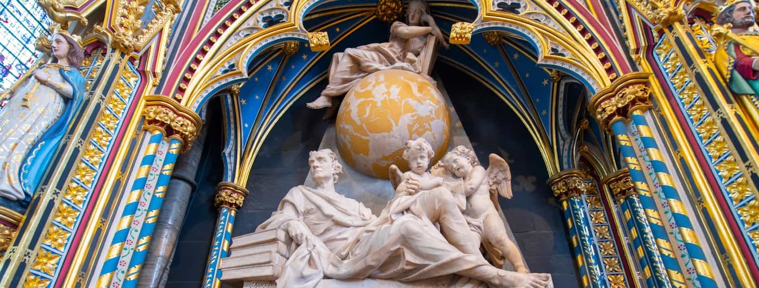Statue av Isaac Newton i kirken Westminster Abbey i London i England