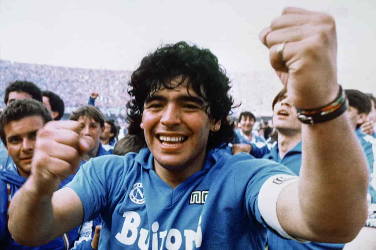 Diego Maradona ikledd Napoli-drakt og med knyttede never feirer seriemesterskapet i 1987. 