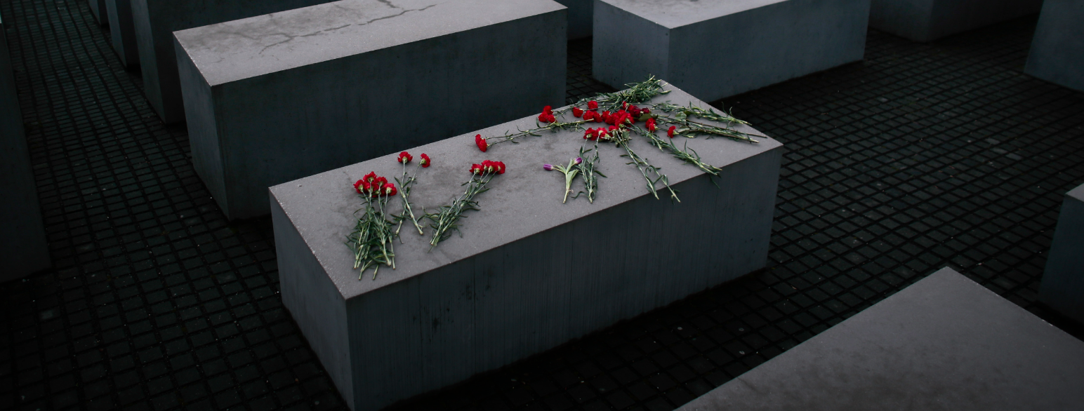 Holocaust-minnestedet i Berlin består av store rektangulære blokker i mørk stein.