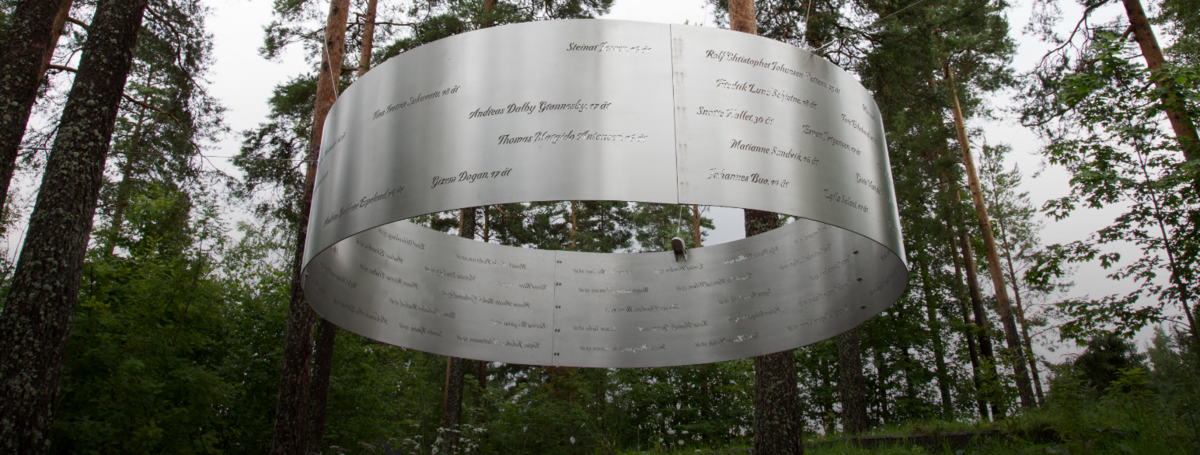 Minnesmerket Lysningen på Utøya er en sirkel av metall der navn og alder på de 69 som ble drept i terrorangrepet 22. juli 2011, er gravert inn. 