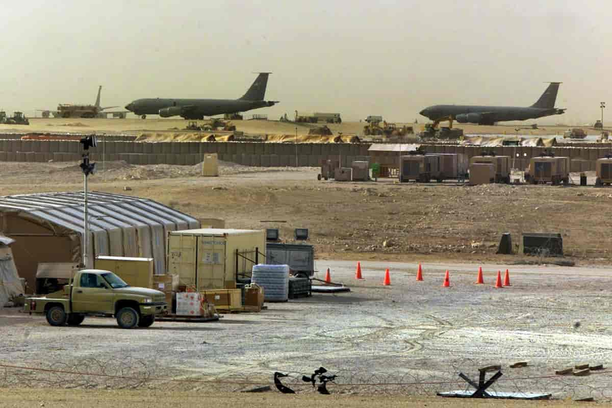 Foto av militærfly på flybasen Al-Udeid i Qatar