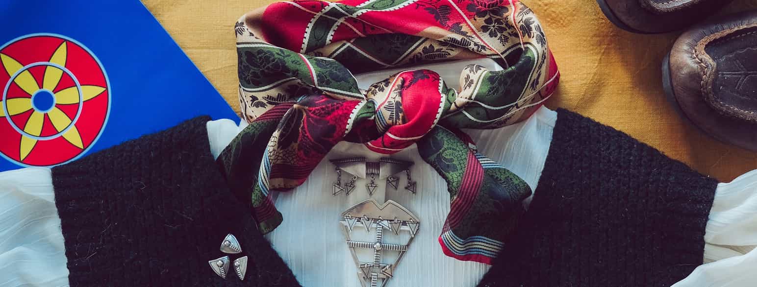 Foto av kvensk flagg, smykker, klesplagg og sko