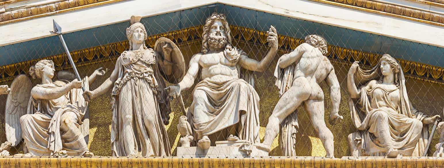 Statuar av greske gudar på akademiet i Athen i Hellas