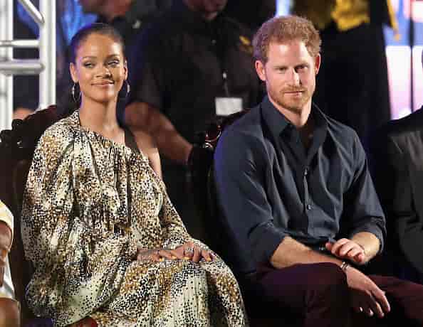 Nærbilde av Rihanna og prins Harry som lytter til konserten.
