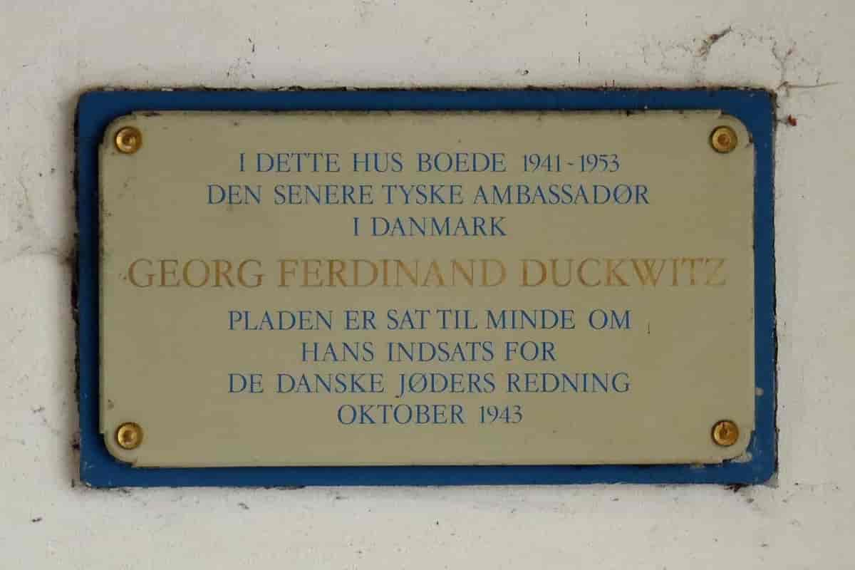Teksten: I dette hus bodde 1941-1953 den senere tyske ambassadør i Danmark Georg Ferdinand Duckwitz. Platen er satt til minne om hans innsats for de danske jøders redning i oktober 1943.