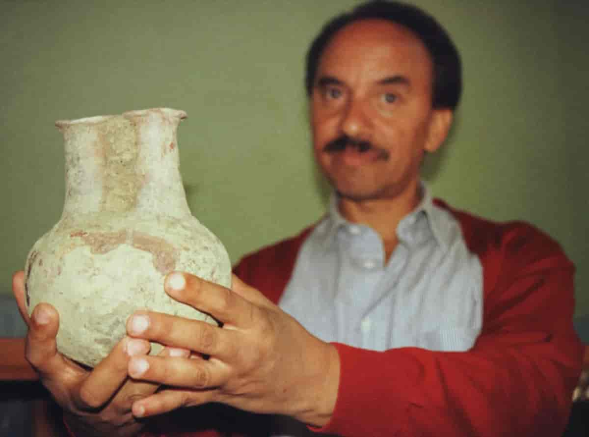 En museumsansatt viser frem en krukke av keramikk fra Mai-Temenai nær Asmara.