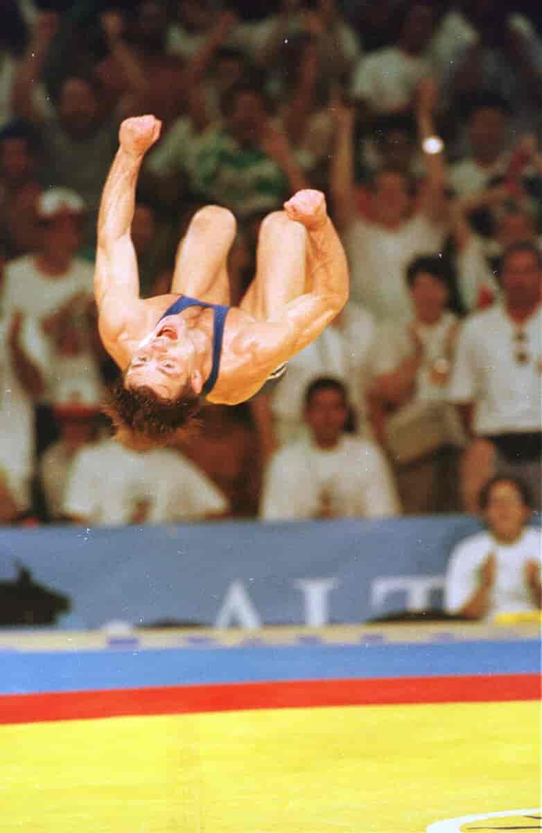 Jon Rønningen i tettsittende brytedrakt slår salto etter å ha vunnet gull i 1992.