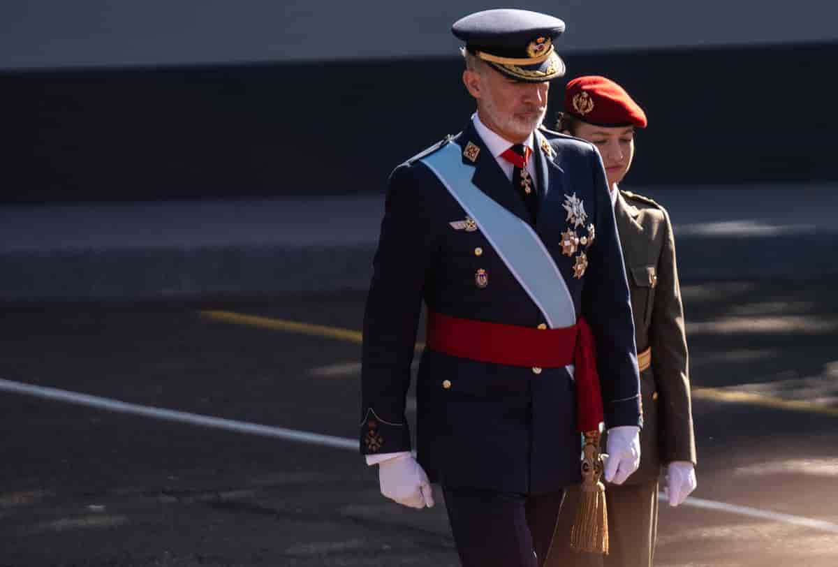 Fotografi av prinsessen og kongen i militære uniformer.