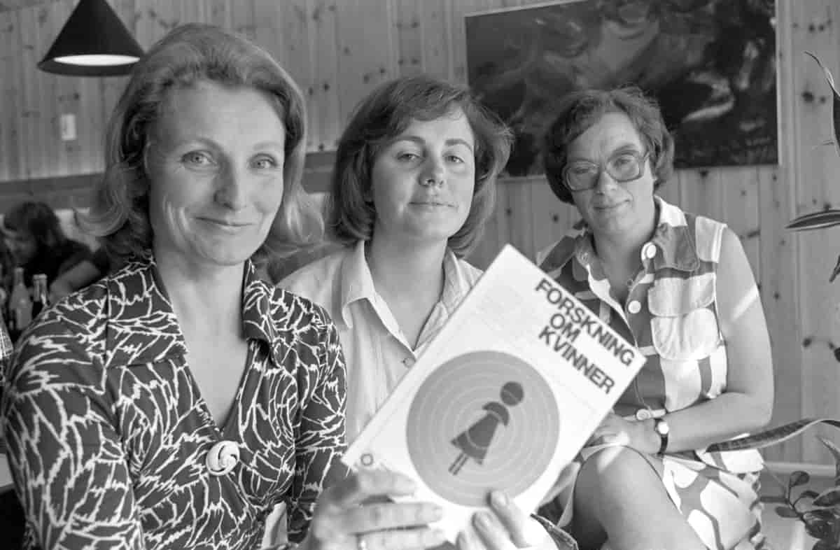 Foto av Helga Hernes, Hanne Haavind og Kari Homboe Ruge i 1976.
