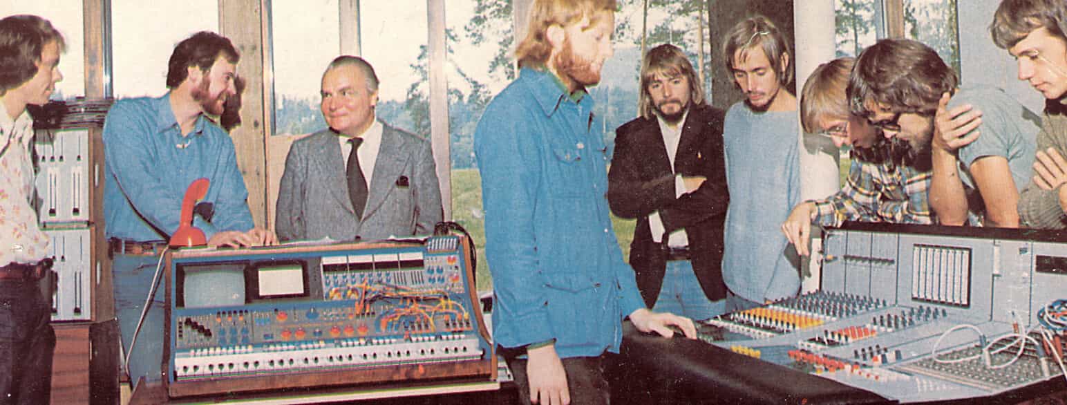 Komposisjonsklassen ved Norges musikkhøgskole på besøk på NSEM, 1975. Lærer Finn Mortensen bak synthesizeren. Studiosjef Hal Clark ved miksebordet. 