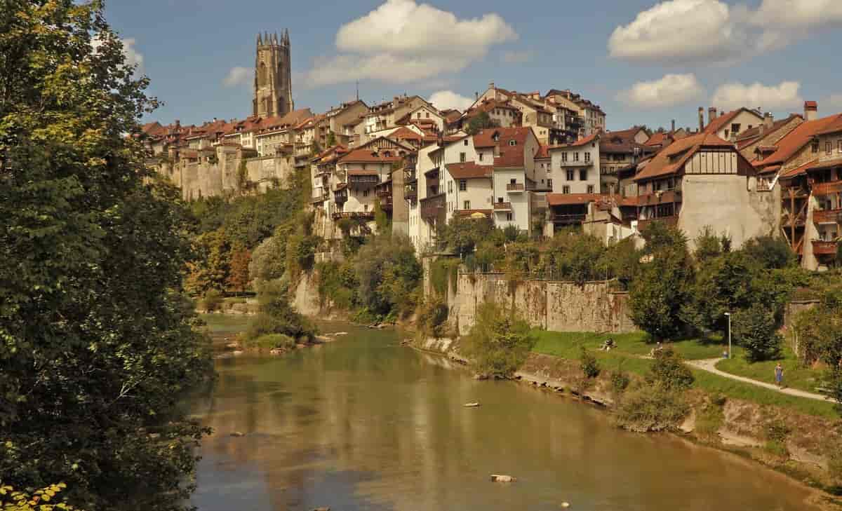 Fotografi av byen Fribourg ved elva Saane/Sarine