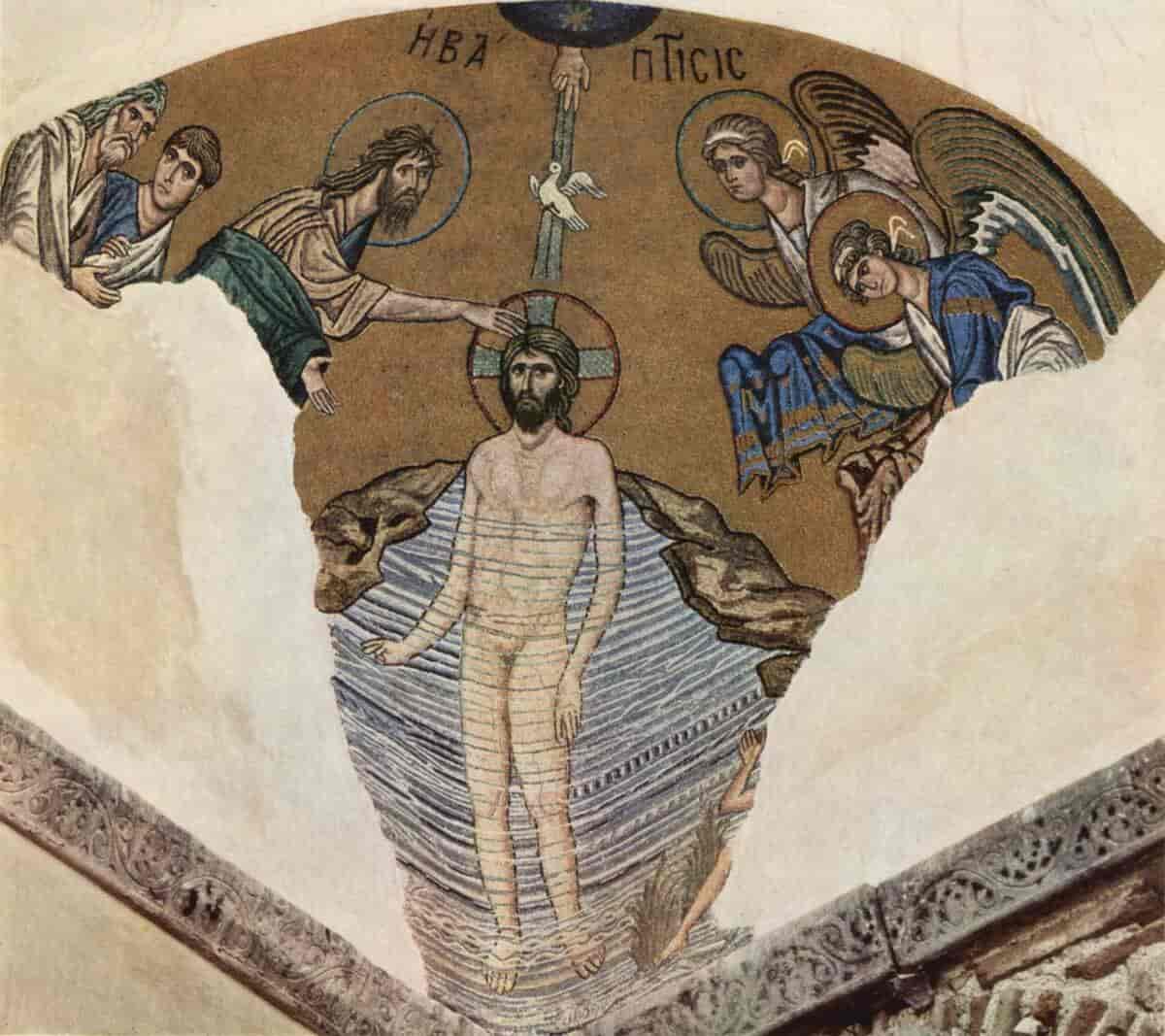 Bildet viser deler av en mosaikk. Noen deler er hvite fordi bildet er gammelt og delvis ødelagt. På bildet er Jesus omgitt av andre menn og to engler. Han står i vann. Johannes døperen holder en hånd på hodet hans.